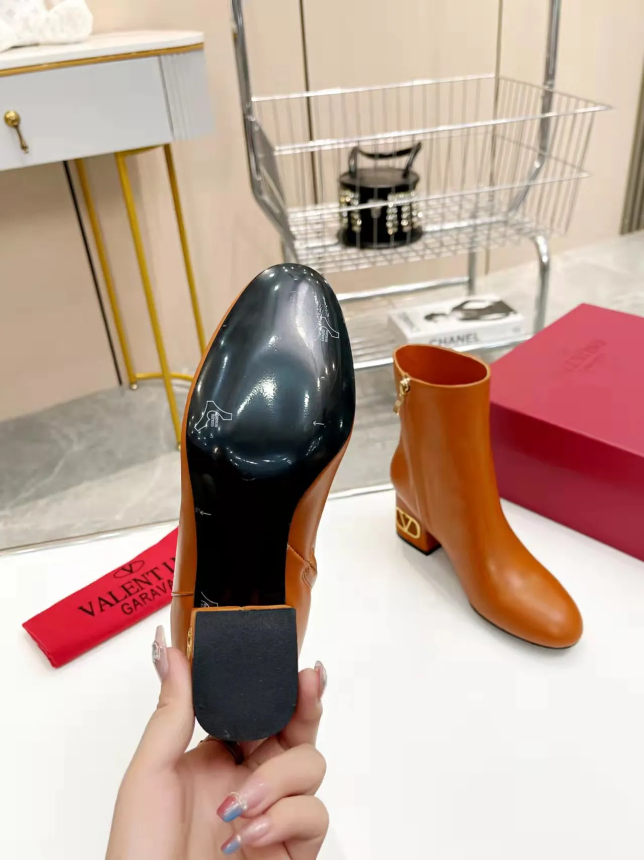 👟👟Ex-factory price 600👟👟 Leather sole +40 🆕 Valentino. Valentino autumn and winter fashion women's boots: Comfortable and versatile on the upper feet, showing long legs, Fabric: Imported first-layer cowhide ⚡The most popular V buckle ⚡The inner feet are all genuine leather Code number: 35−40 (Customized size 41)